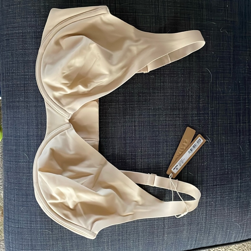 SKIMS bra. Fits everybody, apex bra 38d